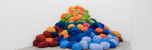 Sheila Hicks, Infinite Potential, 2023, pigmented acrylic fibre, 270 x 786 x 600 cm (106 1/4 x 309 1/2 x 236 1/4 in). Courtesy: © Sheila Hicks and Alison Jacques, London.