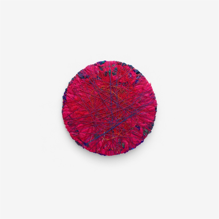Sheila Hicks, Solferino Mon Amor, 2023, hemp, linen, synthetic fibers and paper, diameter: 86 cm (33 7/8 in). Courtesy: © Sheila Hicks and Alison Jacques, London.